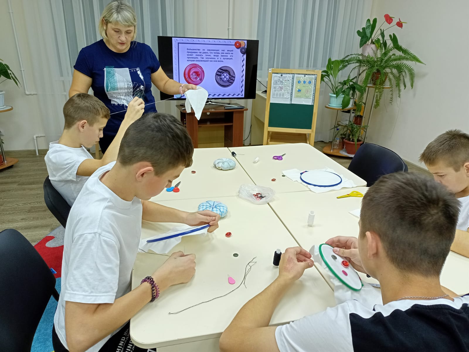 Практическое занятие по мелкому ремонту одежды - Областное казенное  учреждение социального обслуживания населения 