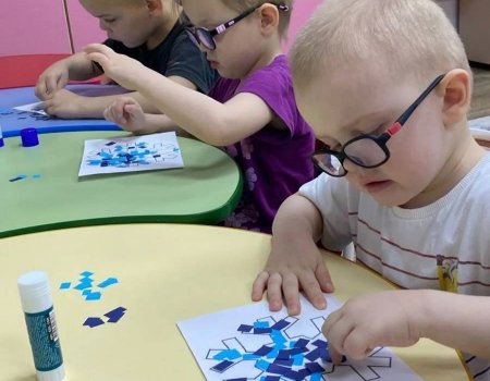 Сегодня в младшей группе прошло творческое занятие по аппликации «Снежинка»