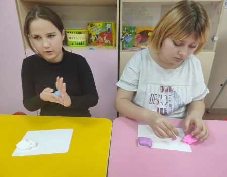В ОКУ «Центр «СемьЯ» ребята активно осваивают работу с воздушным пластилином